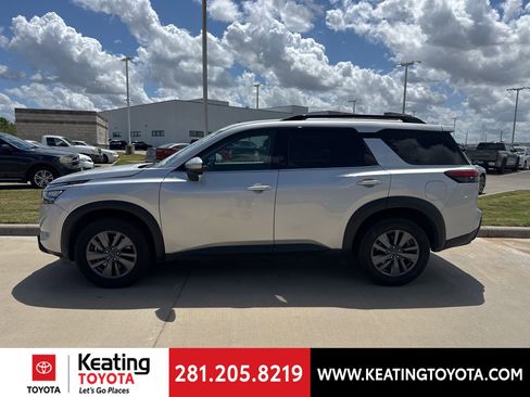 Used 2025 Nissan Pathfinder SV image 4