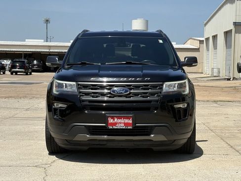 Used 2018 Ford Explorer XLT w/ Equipment Group 202A FWD image 2