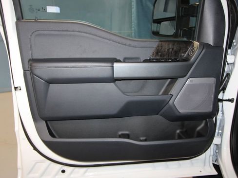 Used 2025 Ford F350 Lariat w/ Black Appearance Package image 5