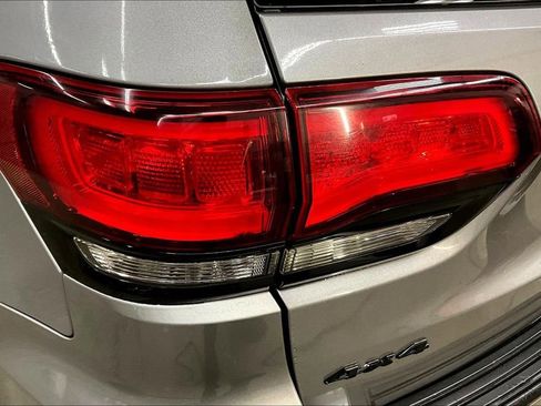 Used 2019 Jeep Grand Cherokee Altitude image 23