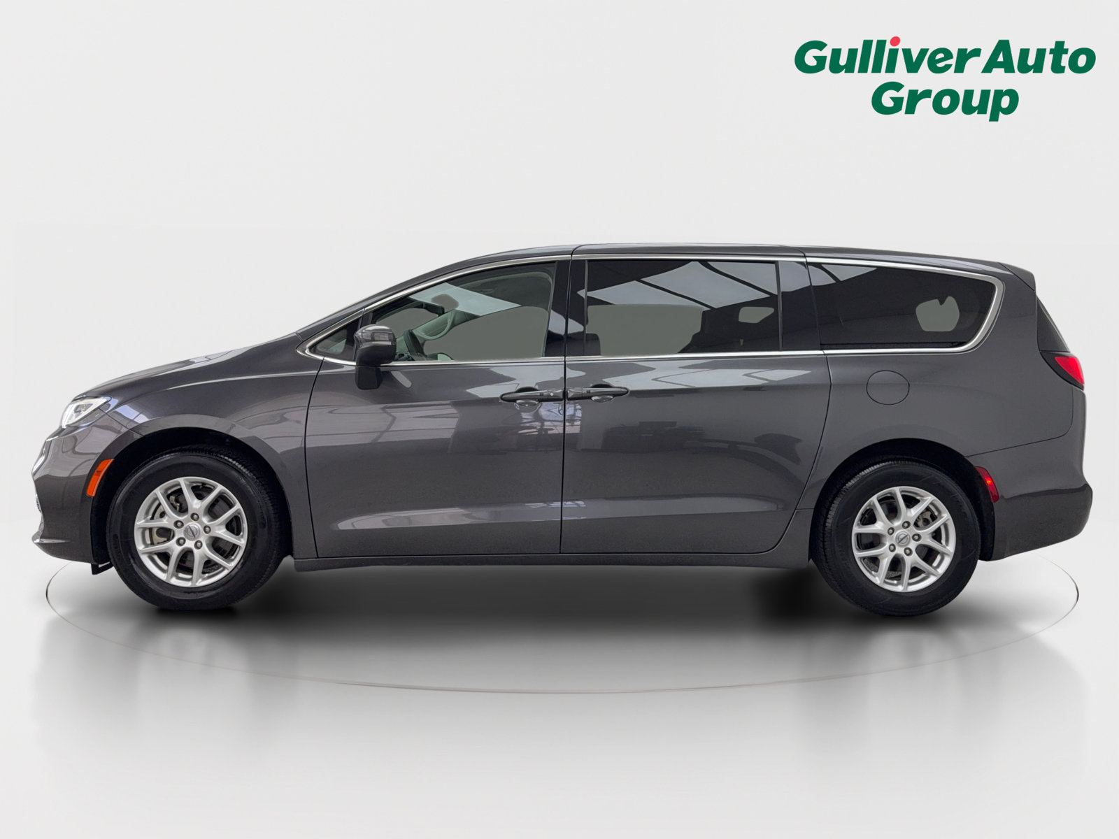 Used 2023 Chrysler Pacifica Touring-L FWD image 3