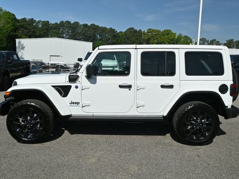 Used 2025 Jeep Wrangler Unlimited Sahara AWD/4WD image 9