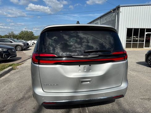 Used 2024 Chrysler Pacifica Touring-L FWD image 8
