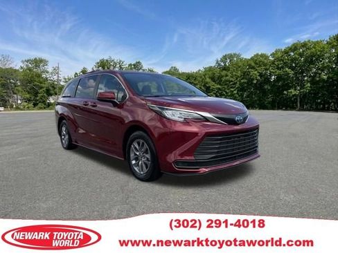 Used 2023 Toyota Sienna LE AWD/4WD image 1