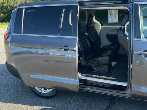 Used 2023 Chrysler Pacifica Touring-L FWD image 40