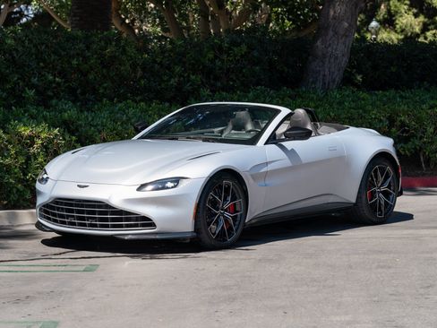 Used 2023 Aston Martin V8 Vantage Roadster image 3