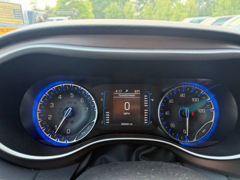 Used 2017 Chrysler Pacifica Touring-L FWD image 9