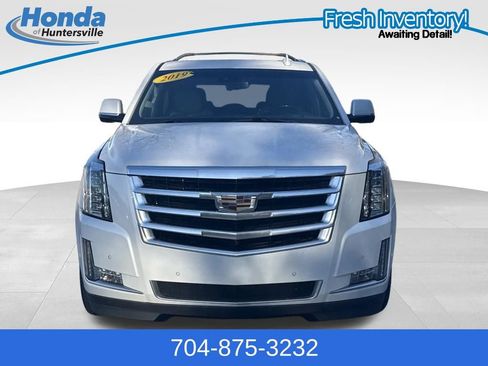 Used 2019 Cadillac Escalade Luxury image 3