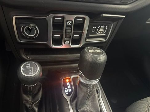 Used 2025 Jeep Wrangler Unlimited Sahara AWD/4WD image 29