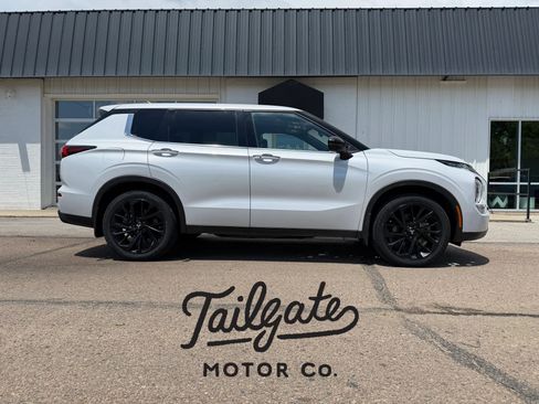 Used 2023 Mitsubishi Outlander SE AWD/4WD image 1