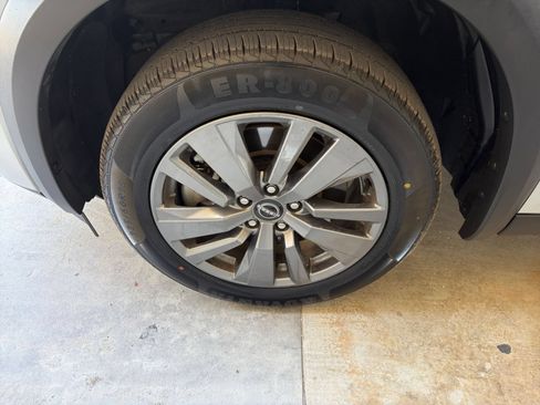 Used 2025 Nissan Pathfinder SV FWD image 32