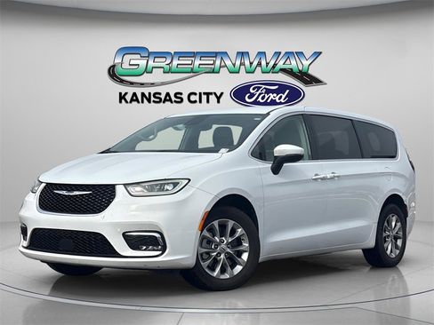 Used 2023 Chrysler Pacifica Touring-L image 3