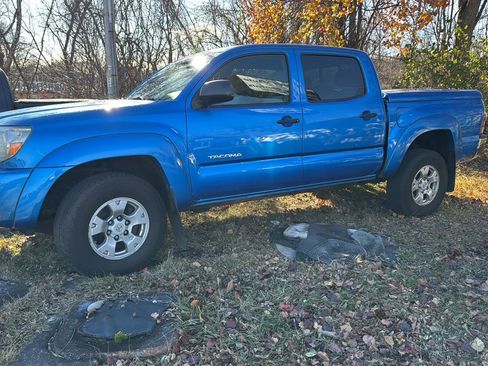 Used 2011 Toyota Tacoma 4x4 Double Cab w/ SR5 Pkg #2 image 2