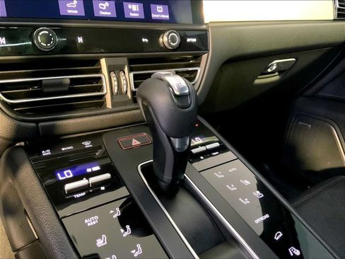 Certified 2022 Porsche Macan S AWD/4WD image 17