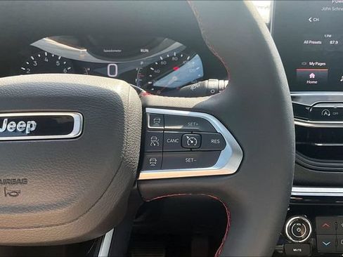 Used 2025 Jeep Compass Trailhawk w/ Trailhawk Convenience Group AWD/4WD image 17
