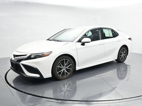 Used 2024 Toyota Camry SE FWD image 4