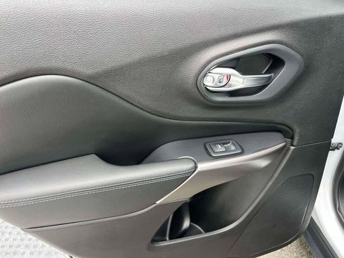 Used 2019 Jeep Cherokee Latitude Plus w/ Cold Weather Group image 15