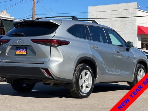 Used 2021 Toyota Highlander LE image 4