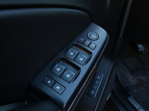 Used 2018 Chevrolet Suburban LT w/ Luxury Package image 17