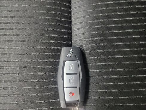 Used 2023 Mitsubishi Outlander ES image 32