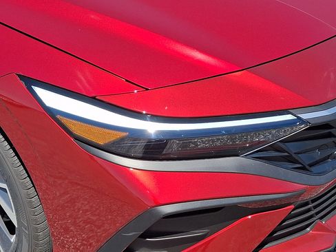 Certified 2025 Hyundai Elantra Sport FWD image 9