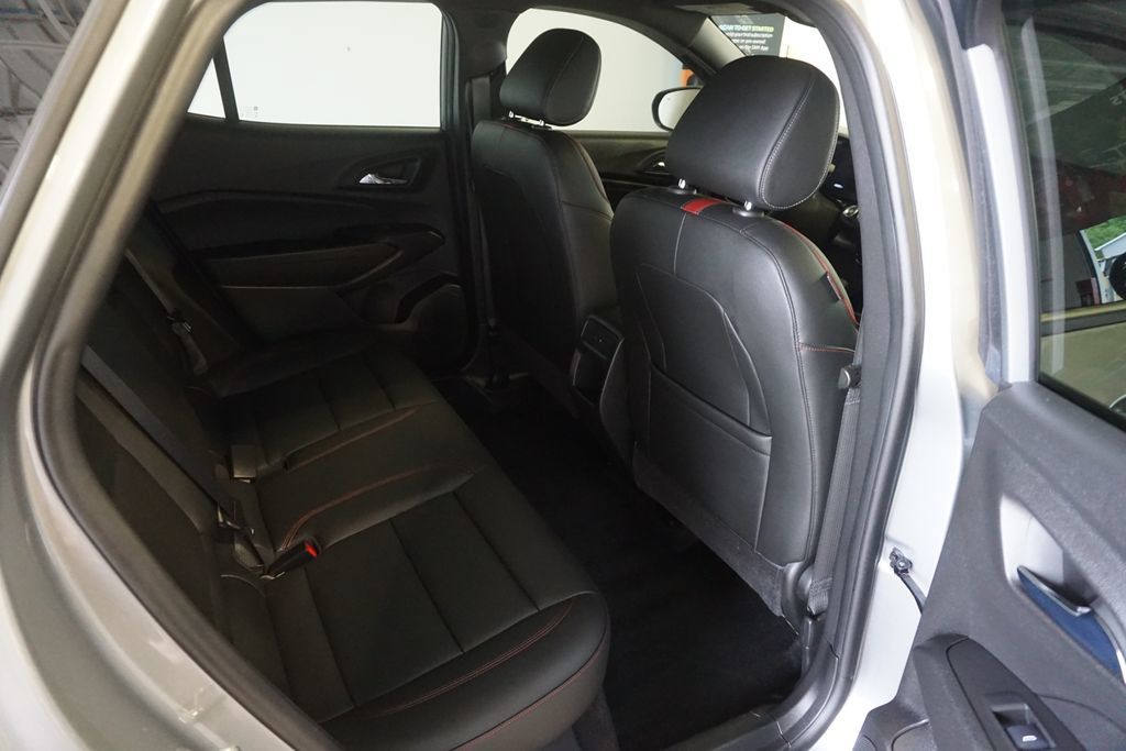 Used 2024 Chevrolet Trax RS w/ Sunroof Package FWD image 23