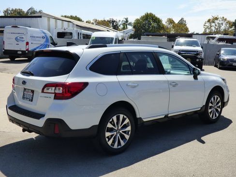 Used 2019 Subaru Outback 2.5i Touring AWD/4WD image 3