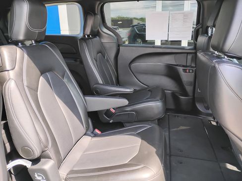Used 2025 Chrysler Pacifica Select FWD image 28