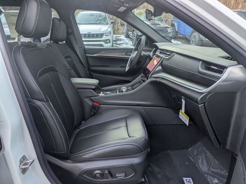 New 2025 Jeep Grand Cherokee L Limited w/ Black Appearance Package image 30