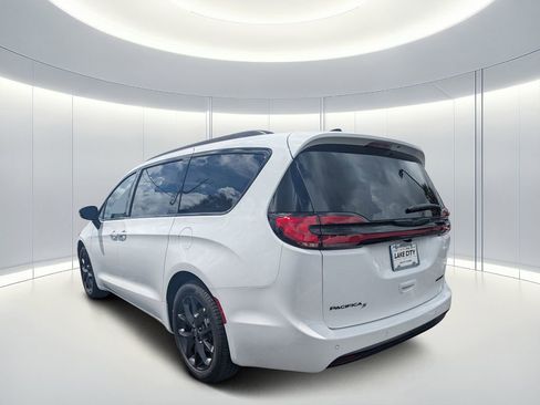 New 2026 Chrysler Pacifica Limited w/ S Appearance Package image 6