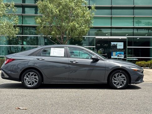 Used 2024 Hyundai Elantra Blue FWD image 3