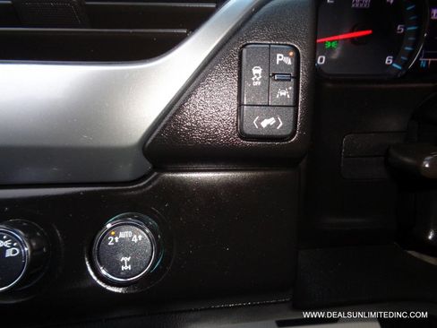 Used 2019 Chevrolet Suburban LT image 14