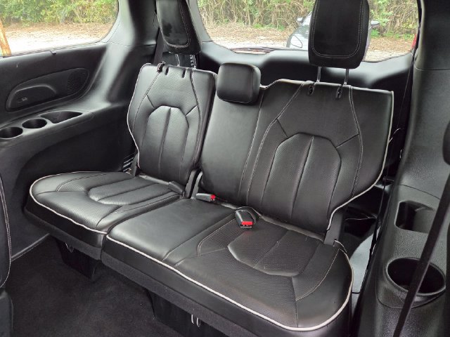 Used 2025 Chrysler Pacifica Limited FWD image 14