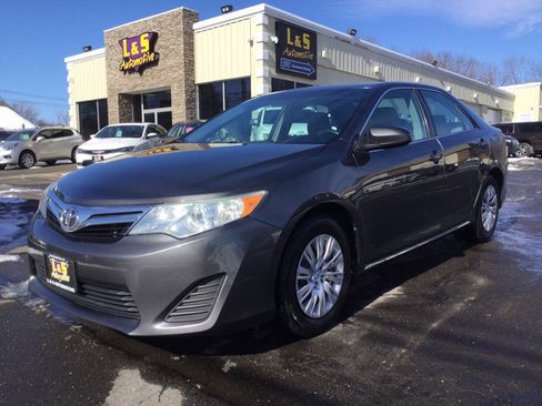 Used 2014 Toyota Camry LE image 1