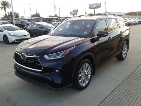 Used 2020 Toyota Highlander Limited image 3