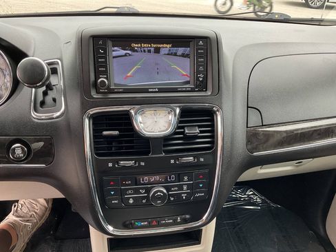 Used 2015 Chrysler Town & Country Touring w/ Driver Convenience Group FWD image 20