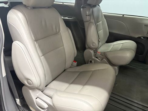 Used 2019 Toyota Sienna XLE w/ XLE Navigation Package FWD image 38