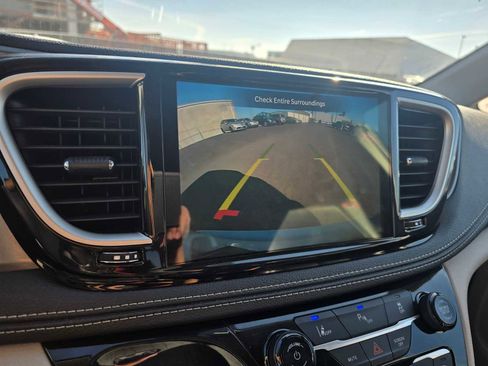 Used 2023 Chrysler Pacifica Touring-L image 28