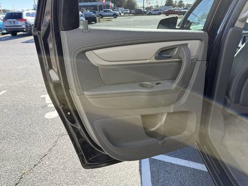 Used 2017 Chevrolet Traverse LT w/ Style and Technology Package image 18