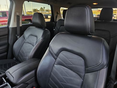 Used 2024 Nissan Pathfinder Platinum image 12