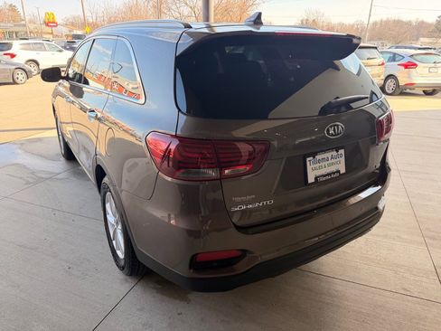 Used 2019 Kia Sorento L w/ LX Convenience Package image 4