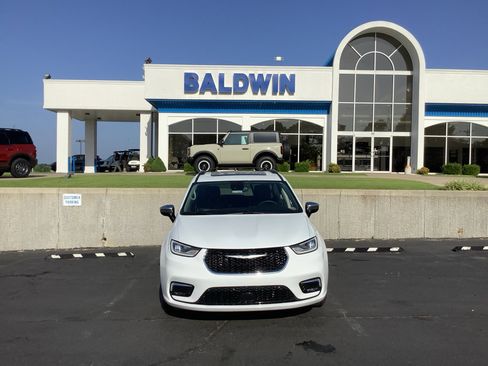 Used 2023 Chrysler Pacifica Limited image 2