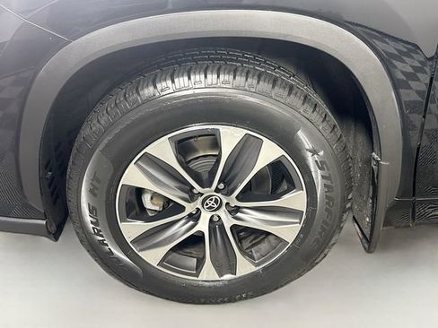 Certified 2024 Toyota Highlander XLE AWD/4WD image 4