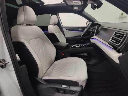 Used 2025 Volkswagen Atlas Cross Sport SEL Premium R-Line image 5