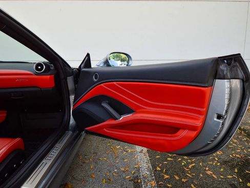 Used 2015 Ferrari California T RWD image 41
