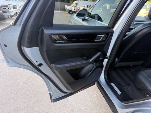 Used 2023 Porsche Cayenne AWD/4WD image 14