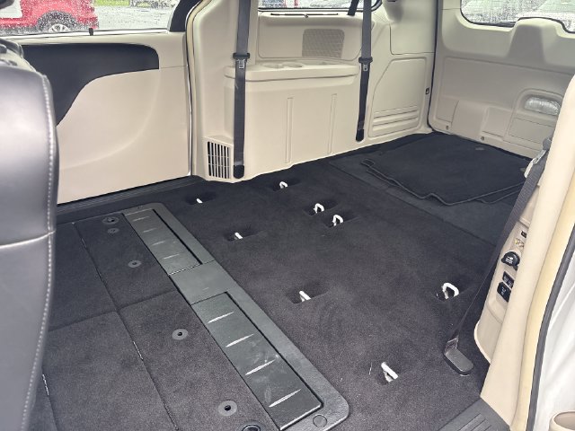 Used 2016 Chrysler Town & Country Limited FWD image 12