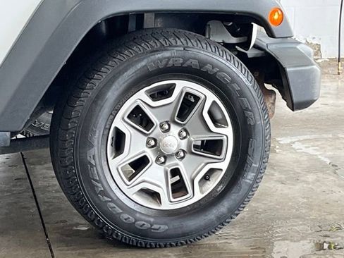 Used 2016 Jeep Wrangler Unlimited Rubicon image 30