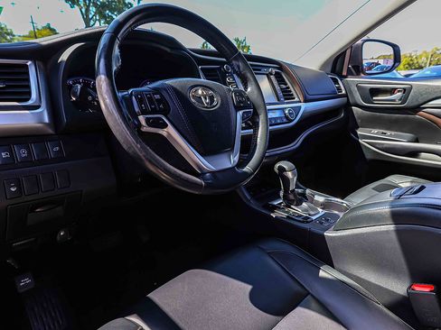 Used 2018 Toyota Highlander XLE AWD/4WD image 7