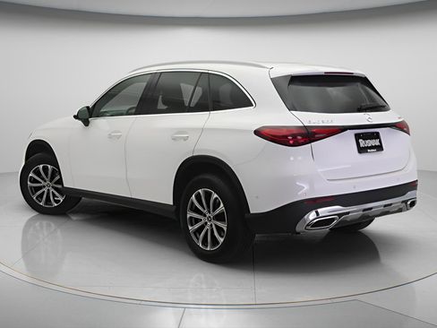 Used 2025 Mercedes-Benz GLC 300 4MATIC image 2